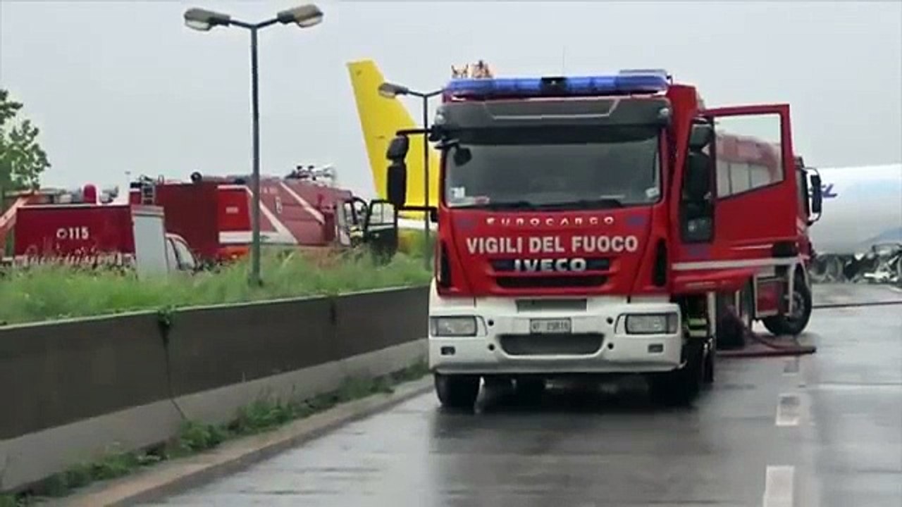 Un avion rate son atterrissage à Bergame et termine sur la route après être sorti de la piste