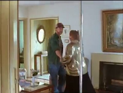 Elle achète une barre de pole dance pour séduire son mari. Quand elle commence son numéro... Le fail de l'année