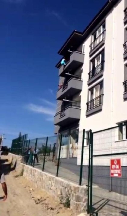 İntihar Etmek İsteyen Kadın Kendisini Tutmak İsteyen Görevlinin Üzerine Düştü