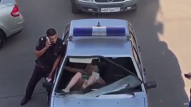 Cette femme défonce le pare-brise d'une voiture de police