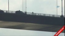 Şehitler Köprüsü'nde Türk bayraklı intihar girişimi