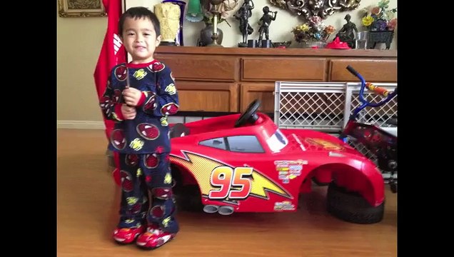 Un papa booste la voiture électrique Flash McQueen de son fils