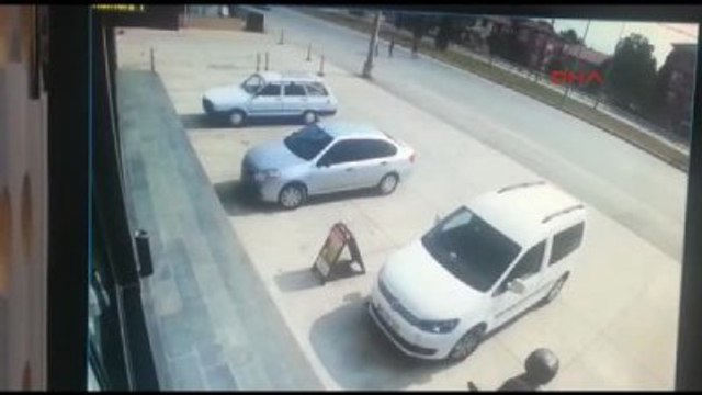 Düzce Otomobilin, Otobüs Durağına Çarpma Anı Güvenlik Kamerasında