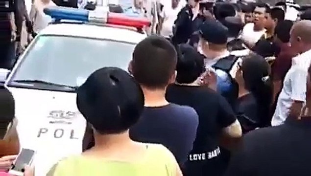 Привязал пса к автомобилю и тащил через весь город пока тот не умер