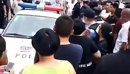 Привязал пса к автомобилю и тащил через весь город пока тот не умер