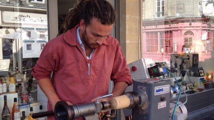 Un tourneur sur bois en démonstration dans la rue à Bayeux