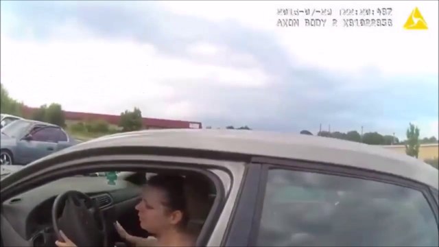 Attendez je cherche mes papiers... et bim elle pend la fuite et percute un policier!!!