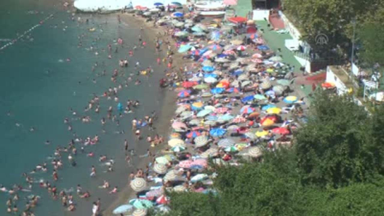 Sıcak Hava ve Nemden Bunalan Vatandaşlar, Sahillere ve Havuzlara Akın Etti