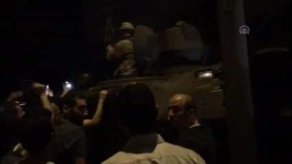 Fetö'nün Darbe Girişimi - Vatan Caddesi'nde Zırhlı Aracın Vatandaşlarca Engellenmesi