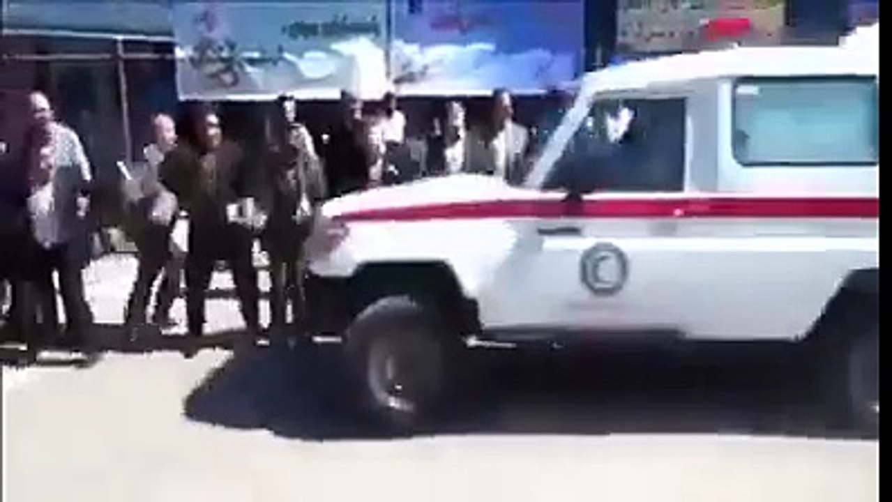 من اجل انقاذ حياة شخص واحد أصابت سيارة الإسعاف خمسة آخرين بسبب غباء السائق !!