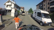 Conducente di autocarro travolge macchine in sosta a Cesate e poi si ribalta all'incrocio 24 giugno