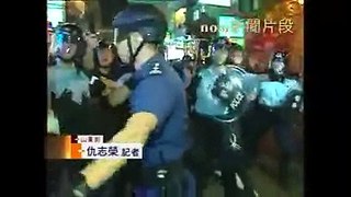 (旺角) Now 記者用梯襲警，襲警時身份是示威者，被捕後就認記者 (25-11-2014)