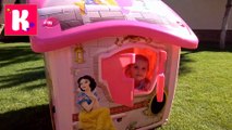 Принцессы Диснея Замок Принцесс большой домик для девочек Катя собирает игрушечный дом во дворе смотрите мое новое видео