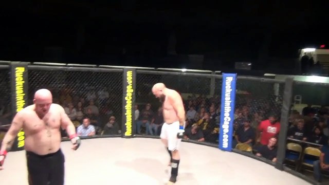 Ce combattant de MMA se fait dessus en plein combat