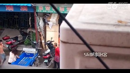 Une femme battue en pleine rue et sauvé par des passants