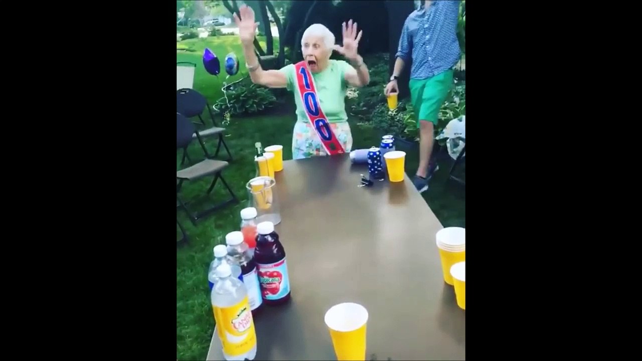 Mamie joue au Beer Pong à son 100ème anniversaire et gagne !