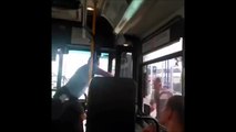 Un passager crache au visage du chauffeur de bus... Il aurait pas du!