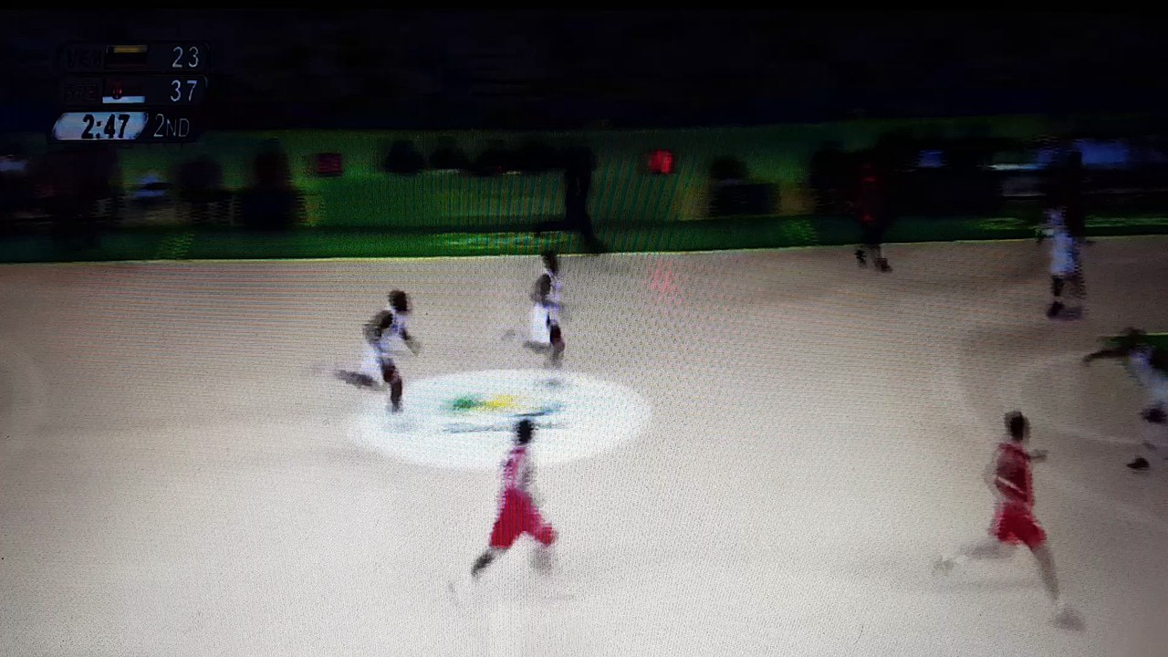 Milos Teodosic régale avec une passe aveugle !