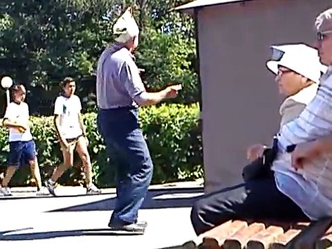 Весёлый мужик танцует в городе Орле на 450 лет города Орла 5 августа 2016 года