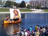 Деревянный исторический корабль плывёт по реке Ока — Город Орёл 5 августа 2016 года