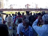 Исторические мужики в доспехах идут по берегу в городе Орле на 5 августа 2016 года