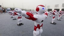 1007 robots dansent en rythme, simultanément !