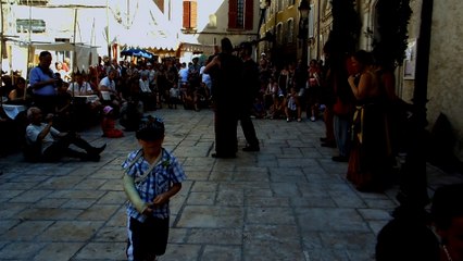 Ce qu' un enfant est capable de faire même avec un bras cassé