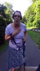 Un cycliste se fait agressé par une passante très remontée