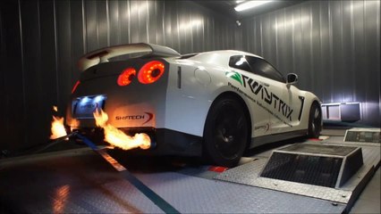2000hp Street Race - R32 GT-R vs R35 GT-R!