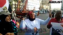 سكندرية تحمل مركب احتفالاً بمرور عام على قناة السويس الجديدة