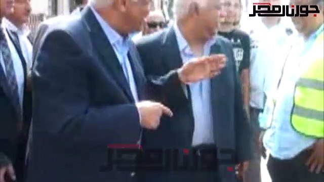 وزير النقل يداعب عمال تطوير محطة سكك حديد طنطا: لابسين الهدوم دي على علشان أنا هنا