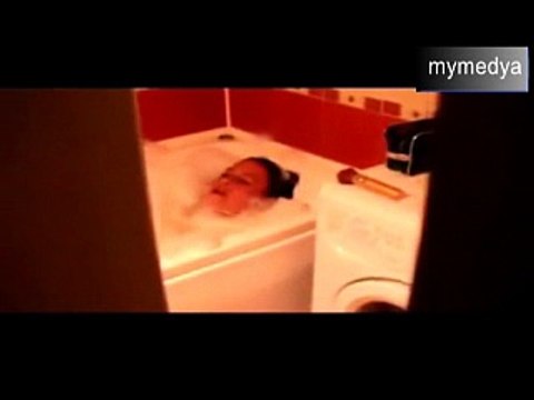 Banyoda şarkı söyleyen karısını görüntüleyen adam sosyal medyada paylaştı