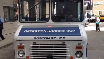 Download Video: Un camion de glace transformé en camion de police à Boston