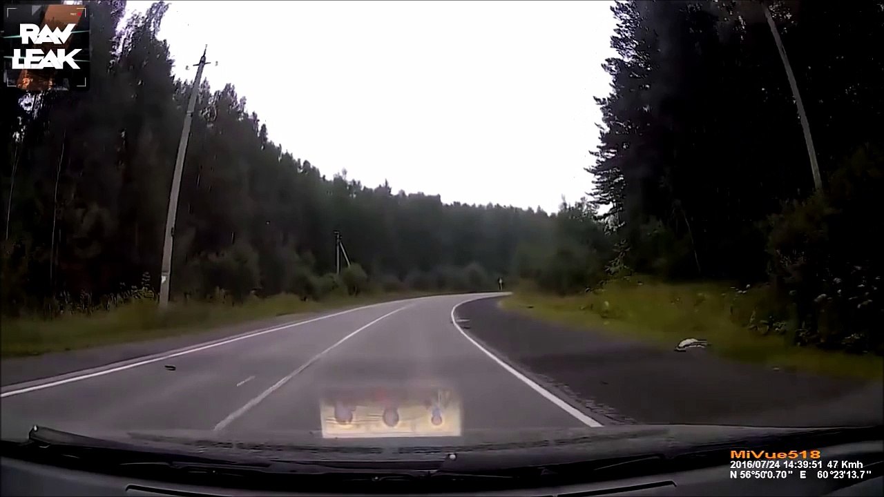 Un taré en Audi R8 double n'importe comment et éclate une voiture avant de prendre la fuite