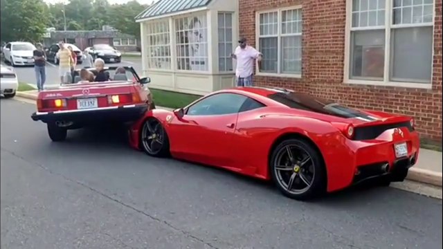 Cette femme va reculer sur une Ferrari 458 et l'éclater.. Femme au volant...