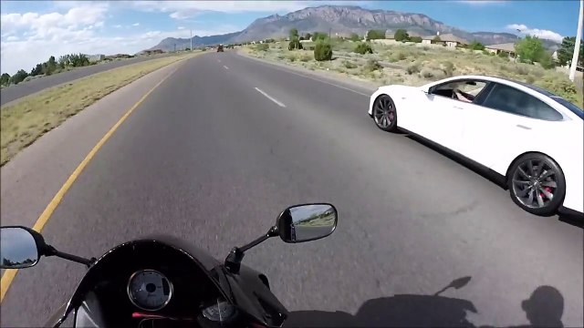 Motard VS Tesla model S .... il va se prendre une belle taule!