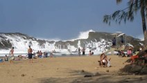 Des vagues géantes dans un spot juste magnifique - laya Puerto Nuevo in Vega Baja, Puerto Rico