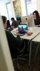 Un stagiaire regarde un film X au boulot et se fait chopper