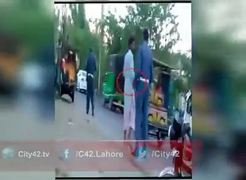 لاہور میں ٹریفک وارڈنز کے کرپشن فری ہونے کا پول کھل گیا