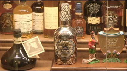 El "rey del whisky" está a 483 botellas de la colección más grande del mundo