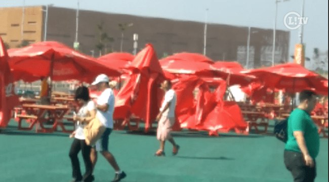 Fortes ventos arrastam lixo e guarda-sóis no Parque Olímpico