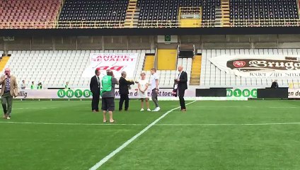 Miguel Van Damme neemt cadeaus in ontvangst van bestuur Cercle Brugge