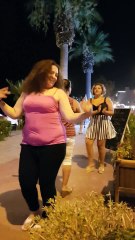 ANNEM KUŞADASINDA  GİTARIST  İLE ŞARKI SÖYLÜYOR -1