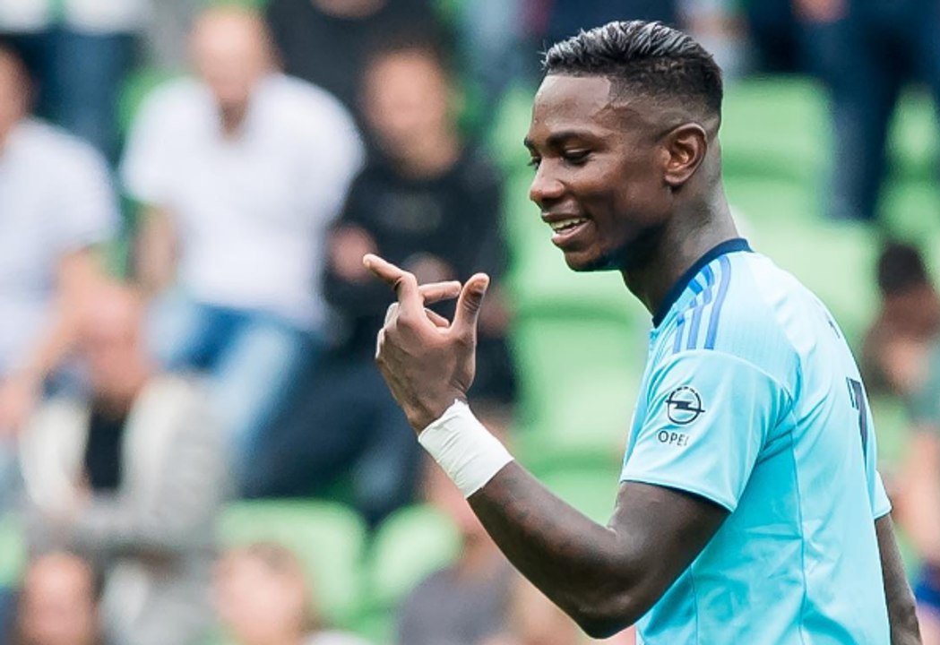 Ex-Saint Elia suffers dislocated digit