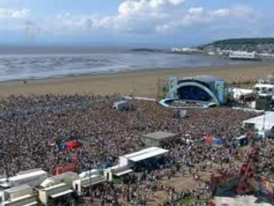 Amerie-gotta work-live at t4 on the beach22-07-07