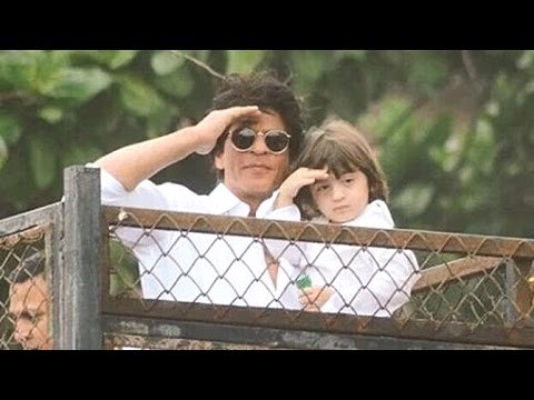 Shahrukh & CUTE Abram Khan Wish EID Mubarak To Fans Outside Mannat