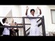 Shahrukh Khan Wishes Eid Mubarak to Fans Outisde Mannat