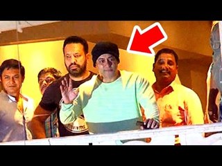 Salman Khan In Balcony Wishing EID Mubrak To Fans Outisde Galaxy Apartments