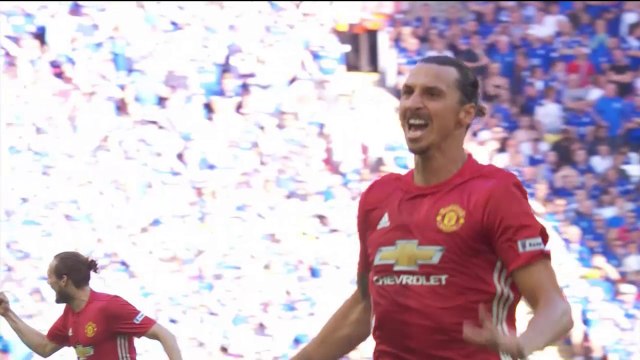 Zlatan Ibrahimovic offre le Community Shield à Manchester United