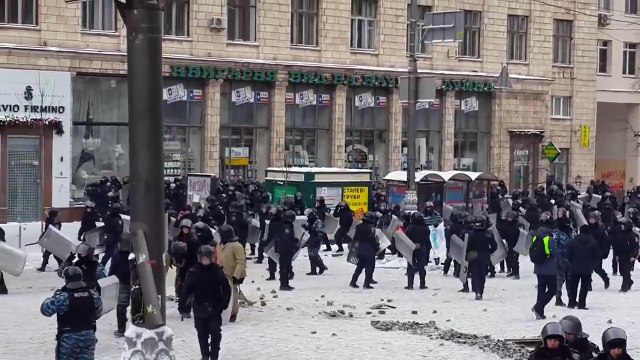 Евромайдан. 23 января 2014. Беркут бьет повстанца